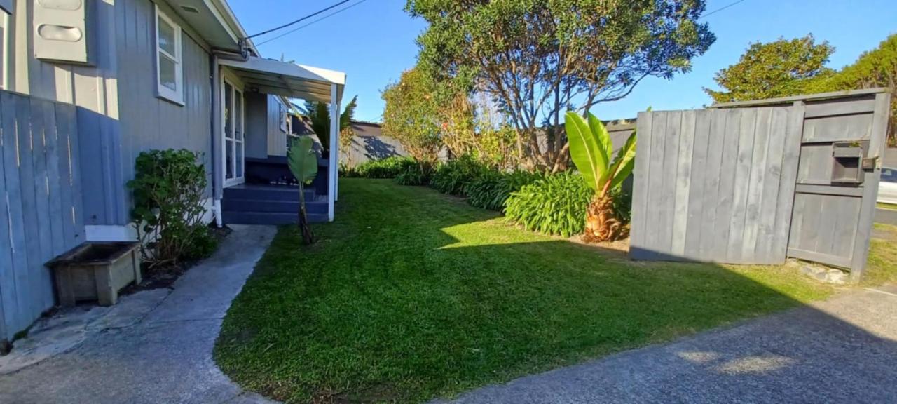 Bluebell Cottage on Matakana Coast Pet Friendly! - B&B