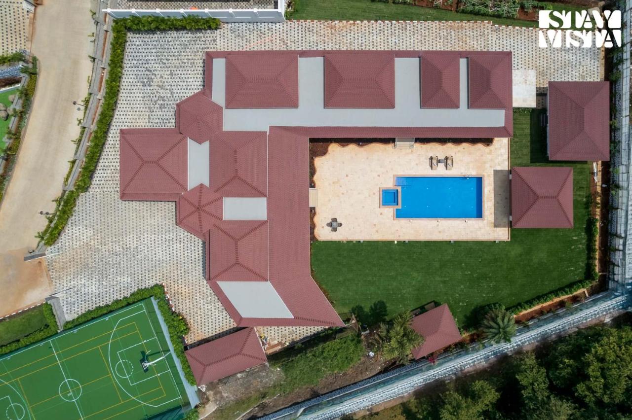 StayVista at Amalfi - Pool, Wi-Fi, Jacuzzi - Chambres d'hôtes Lonavla
