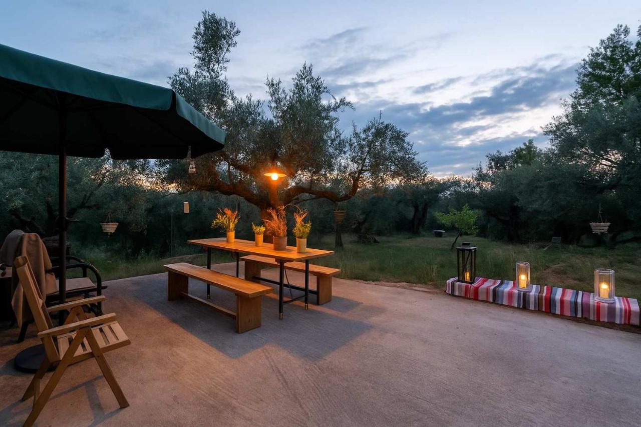 Olive Garden Studio - Tranquil Outdoor Dining Area - B&B
