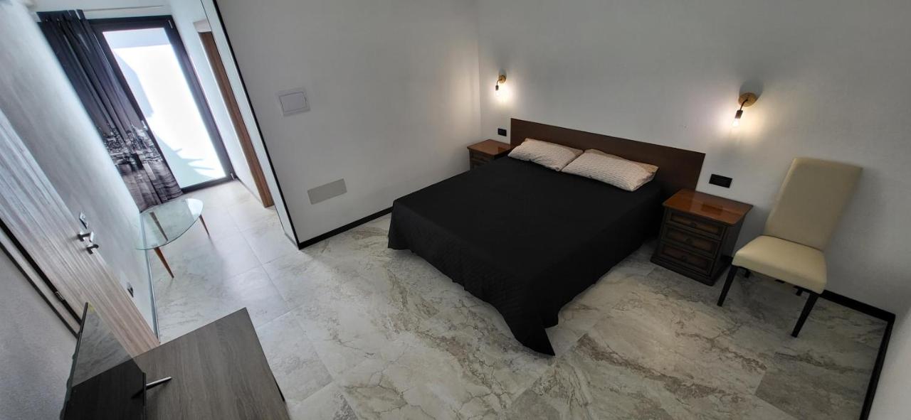 Habitación con cama grande y vistas al jardín