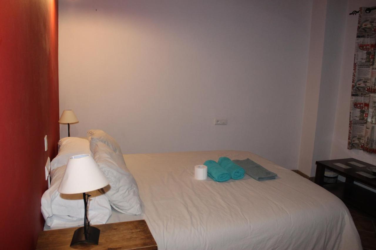 Deze driepersoonskamer heeft een gedeelde badkamer.