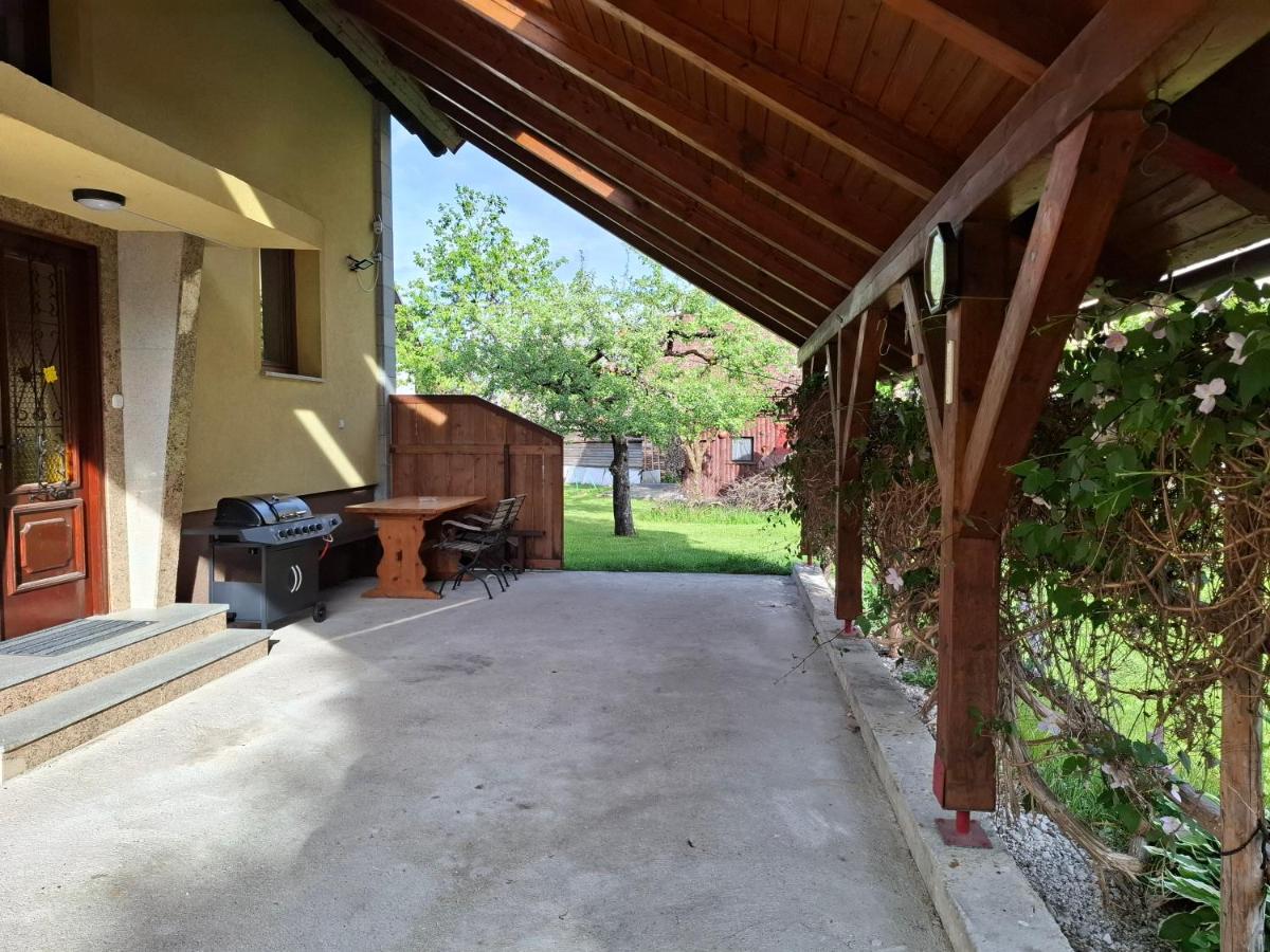 Apartmaji PRI JUNESKO - B&B