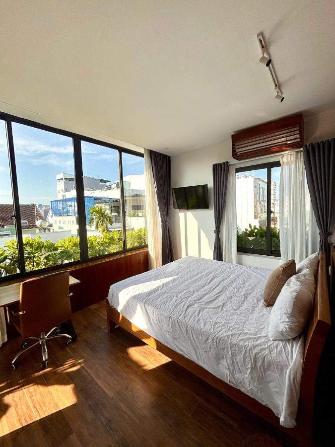 One-Bedroom Apartment with Balcony