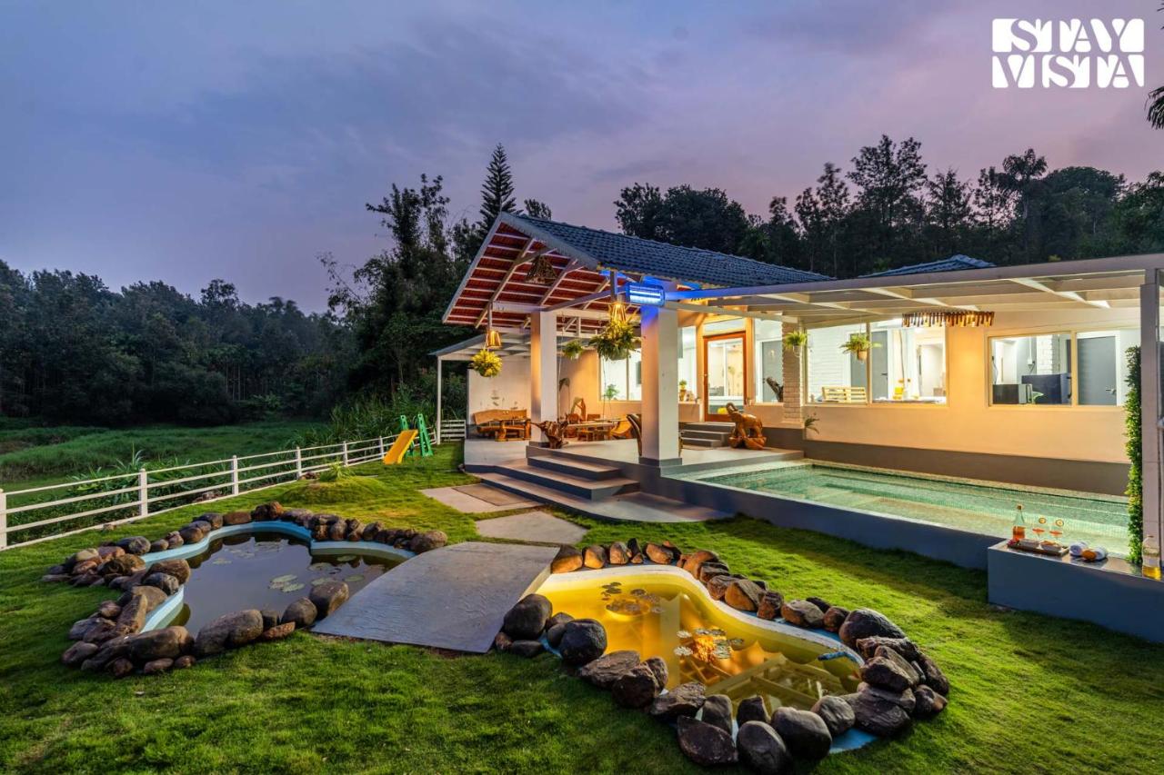 StayVista at Kailaasa with Bonfire, Pool and Al-fresco - Chambres d’hôtes Suntikoppa