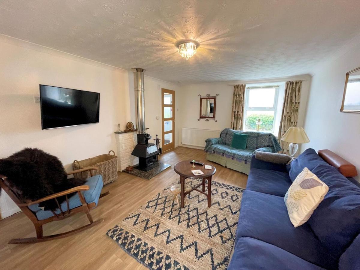 Pass the Keys Cosy Spacious Cottage with Views and Garden - Bed and Breakfast Wigtown