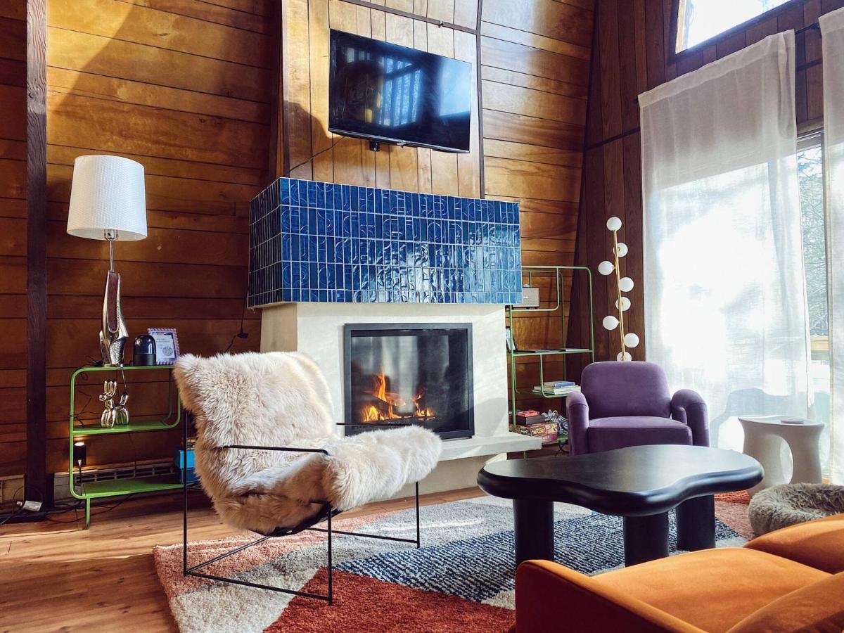 Designer Family Retreat I Ski Hill, Fireplace & Skating - Bed and Breakfast Lake Ariel