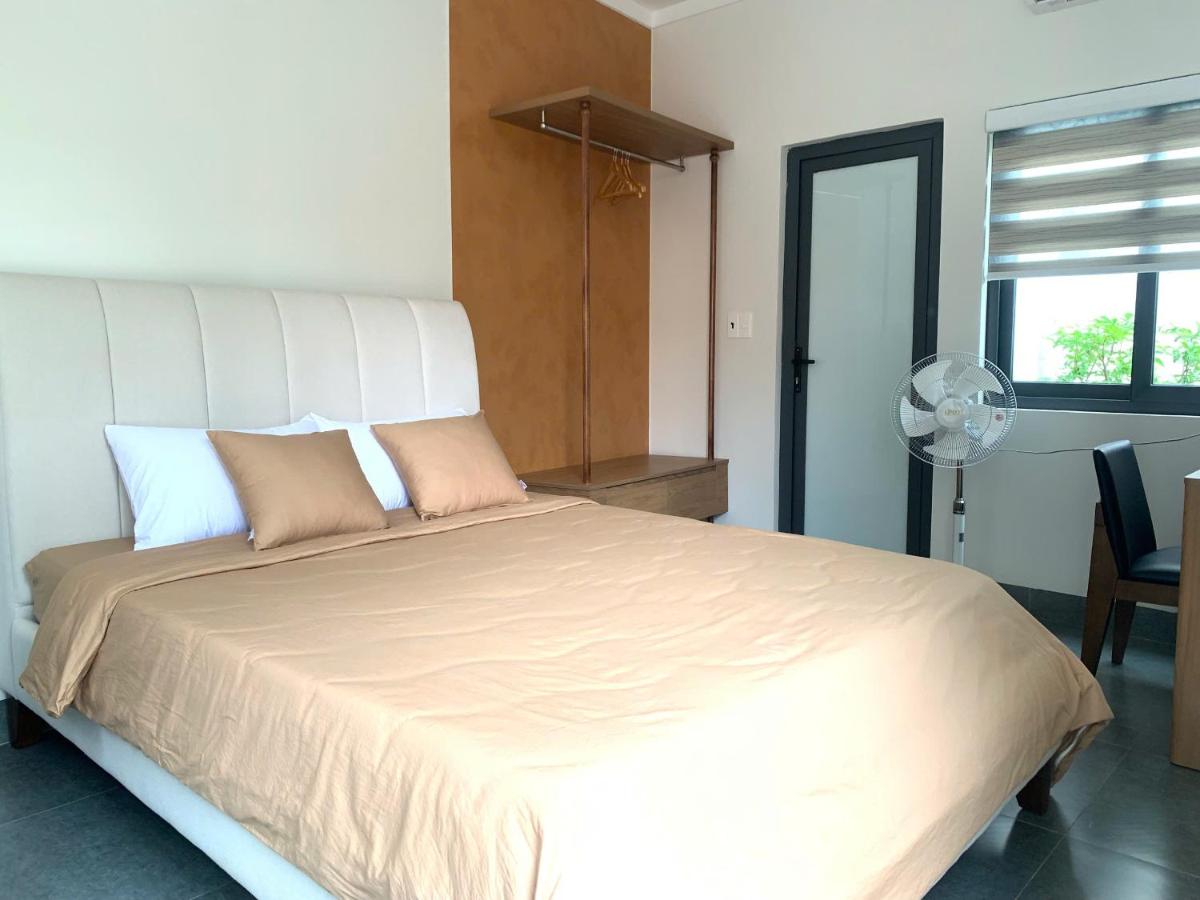 Zimmer mit Kingsize-Bett und Gartenblick.