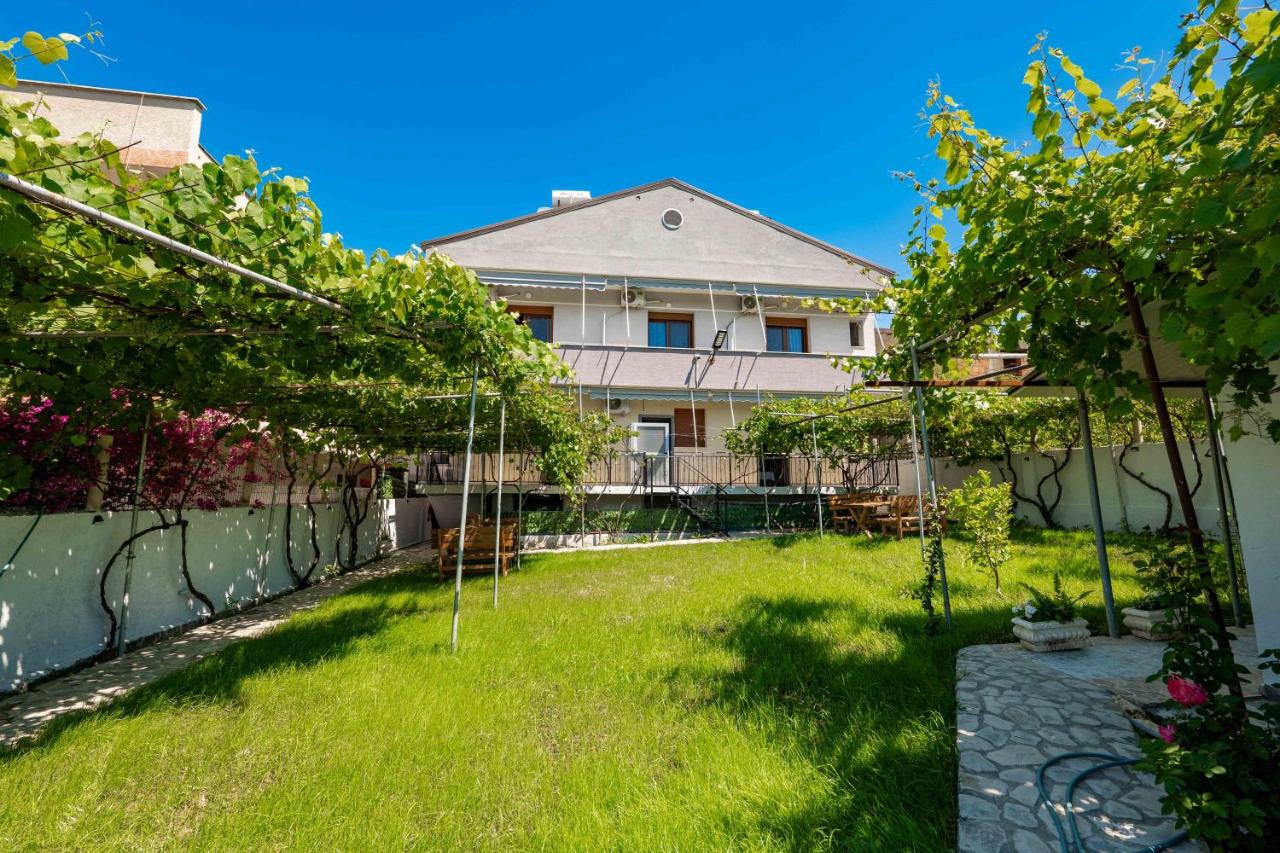 Kalpazo Kaja Vila Garden - Bed and Breakfast