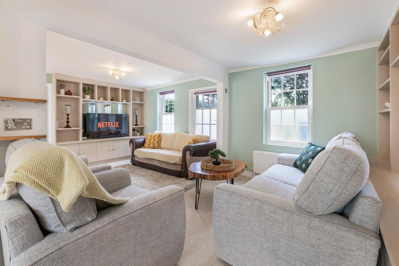 East Sussex Manor - Sleeps 12 - Hot Tub & Parking - B&B