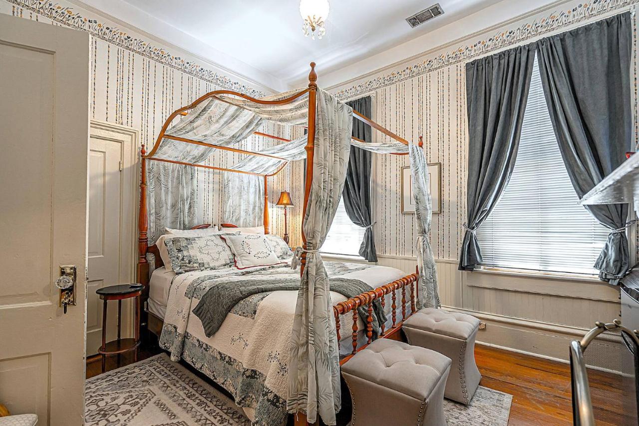 Free Parking & Private Bath Camellia Room in a Charming 1888 Victorian House - Chambres d'hôtes Savannah