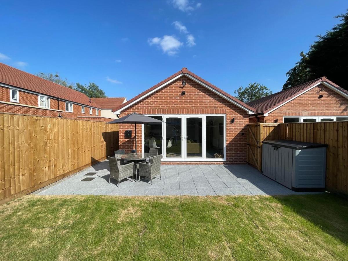 NEW Bungalow - 20-min walk to Quays - Plenty of Parking - Large Garden - Wi-Fi - Chambres d'hôtes Gloucester