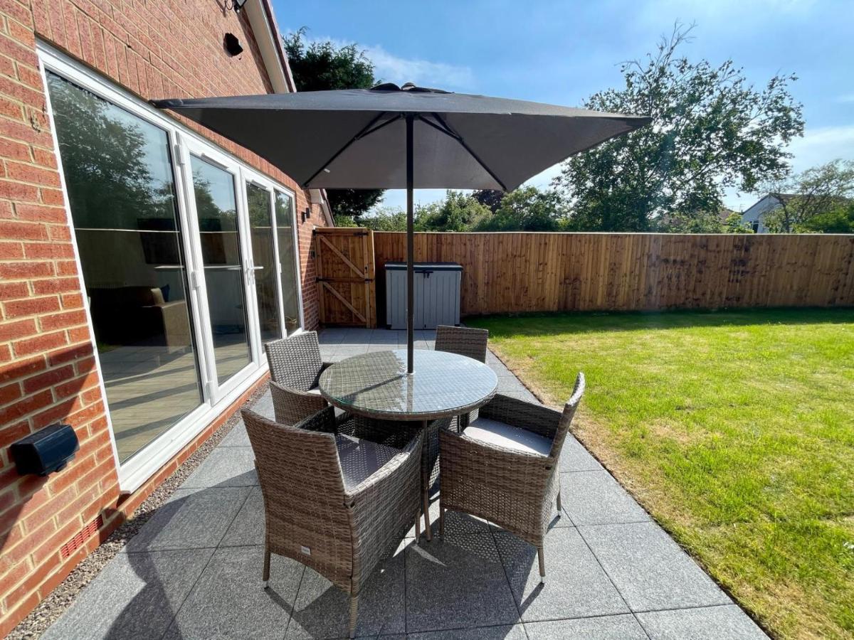 NEW Bungalow - 20-min walk to Quays - Plenty of Parking - Large Garden - Wi-Fi - Bed and Breakfast Gloucester