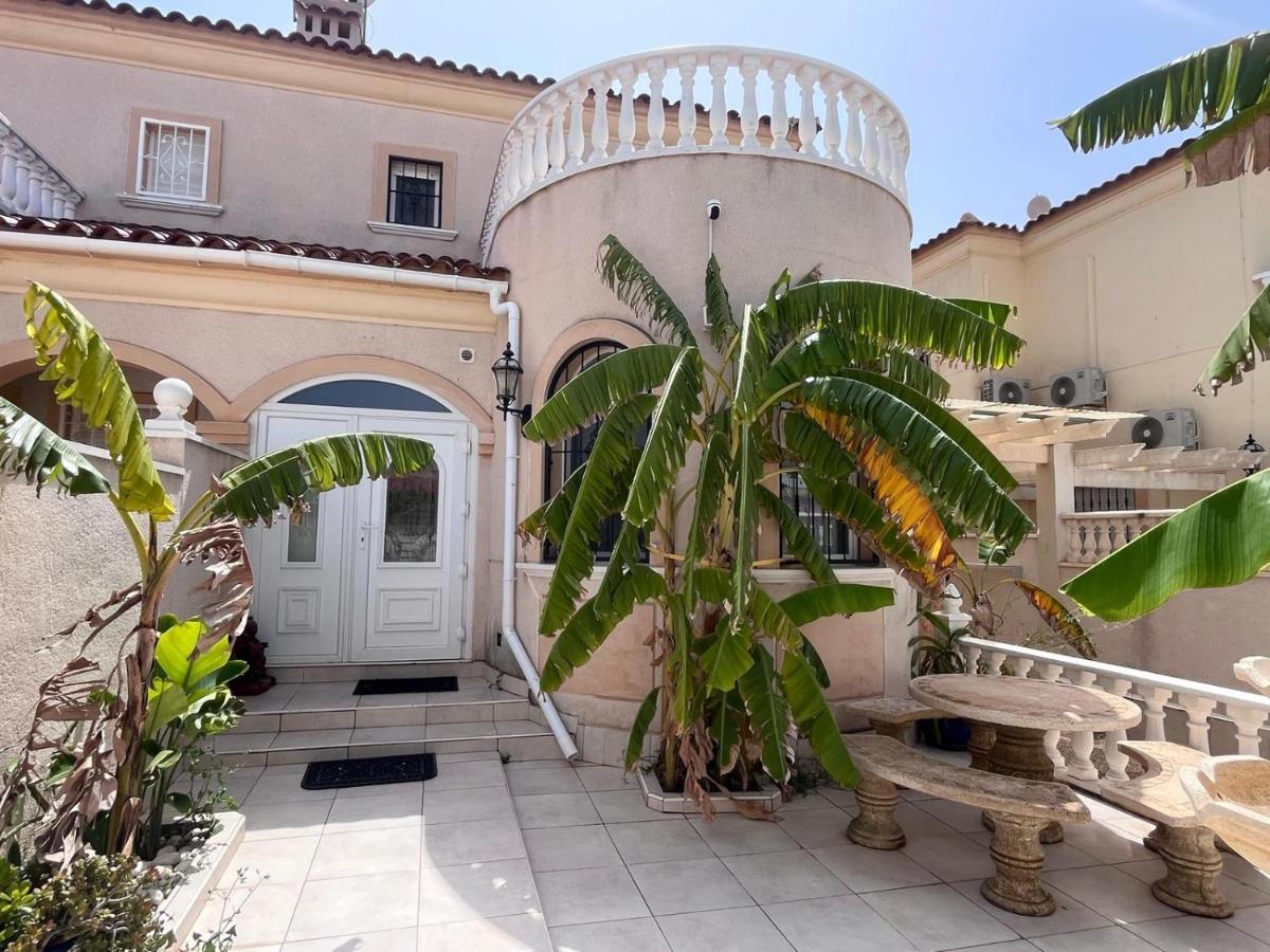 Bright Palm Chalet MSGN - Bed and Breakfast Torrevieja