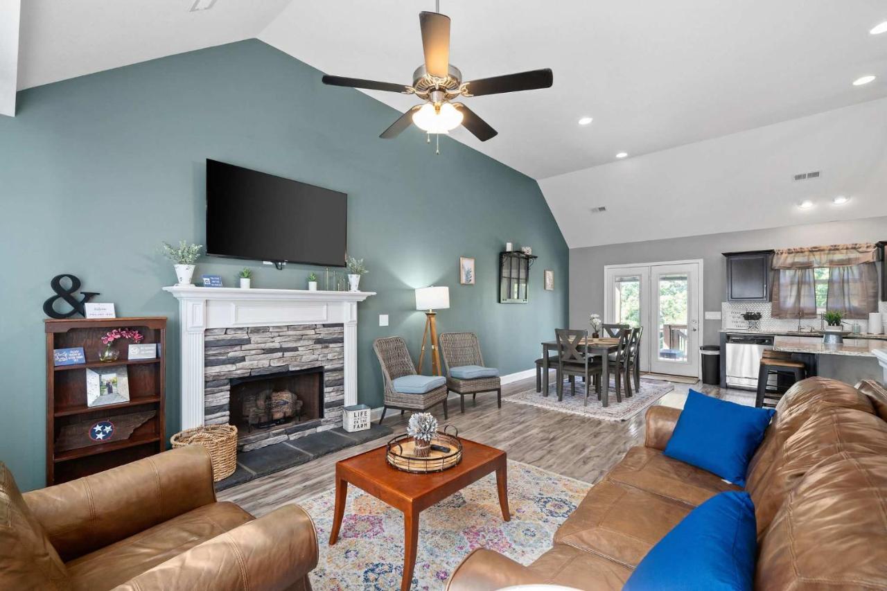 Mins to Downtown & Ft Campbell - Lux at Lancelot - Bed and Breakfast Clarksville
