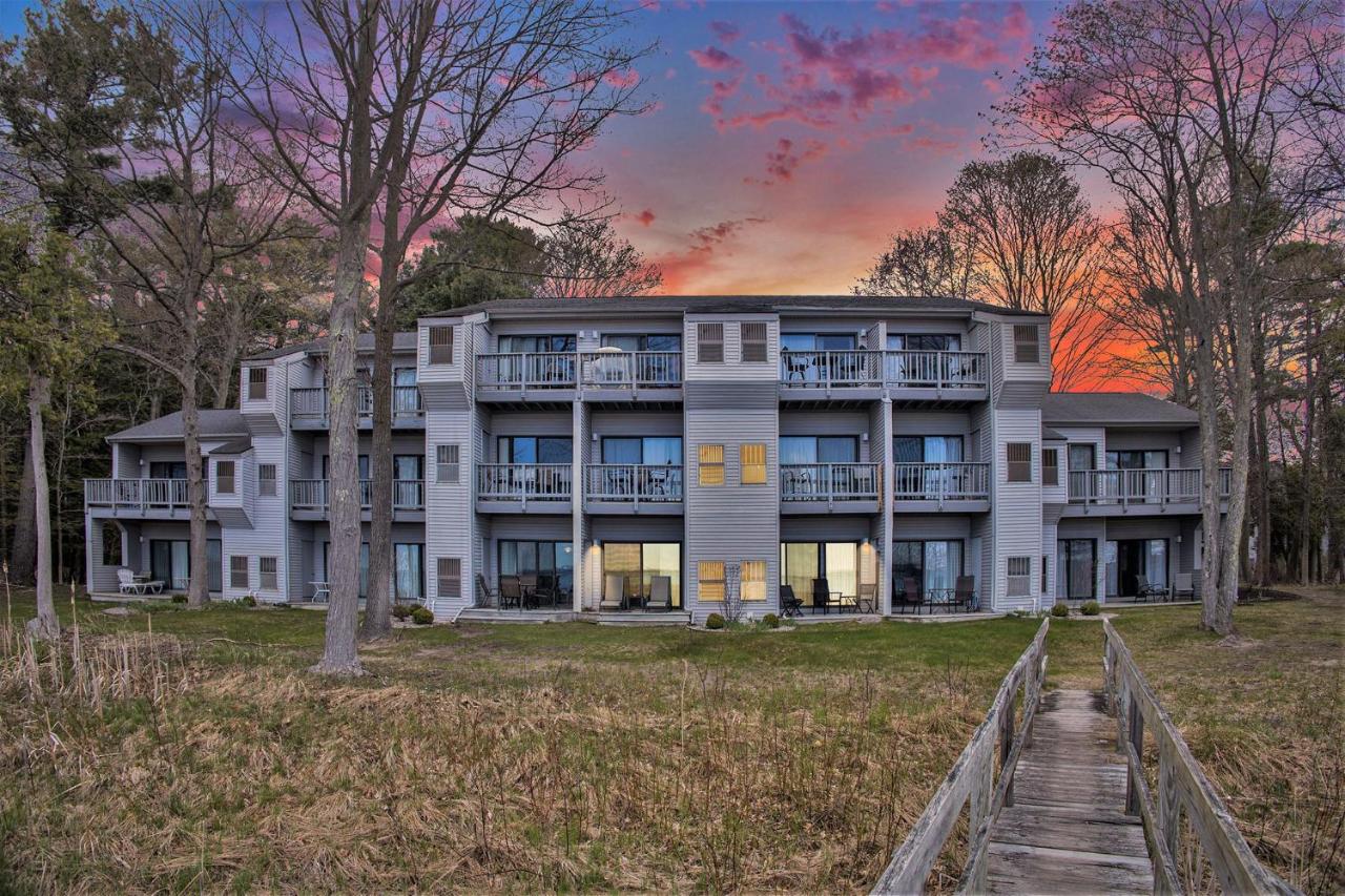 Gorgeous Lake View Deluxe Condo at The Shores - B&B