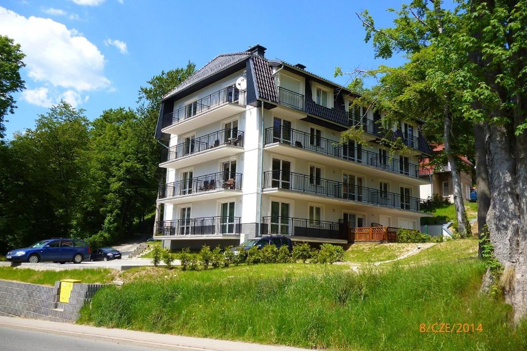 Apartment with Mountain View