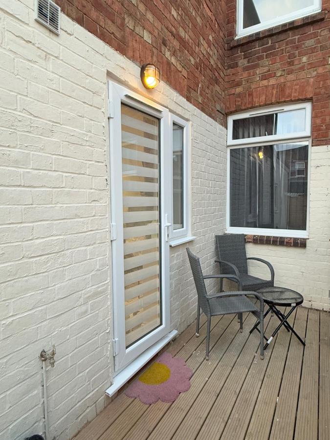 'The Elegant Comfort' - A Stunning Luxury 2-Bed Flat with Private Garden & Patio - Free Parking - Bed and Breakfast