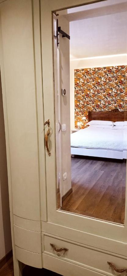 Habitación con cama extragrande y vistas al jardín