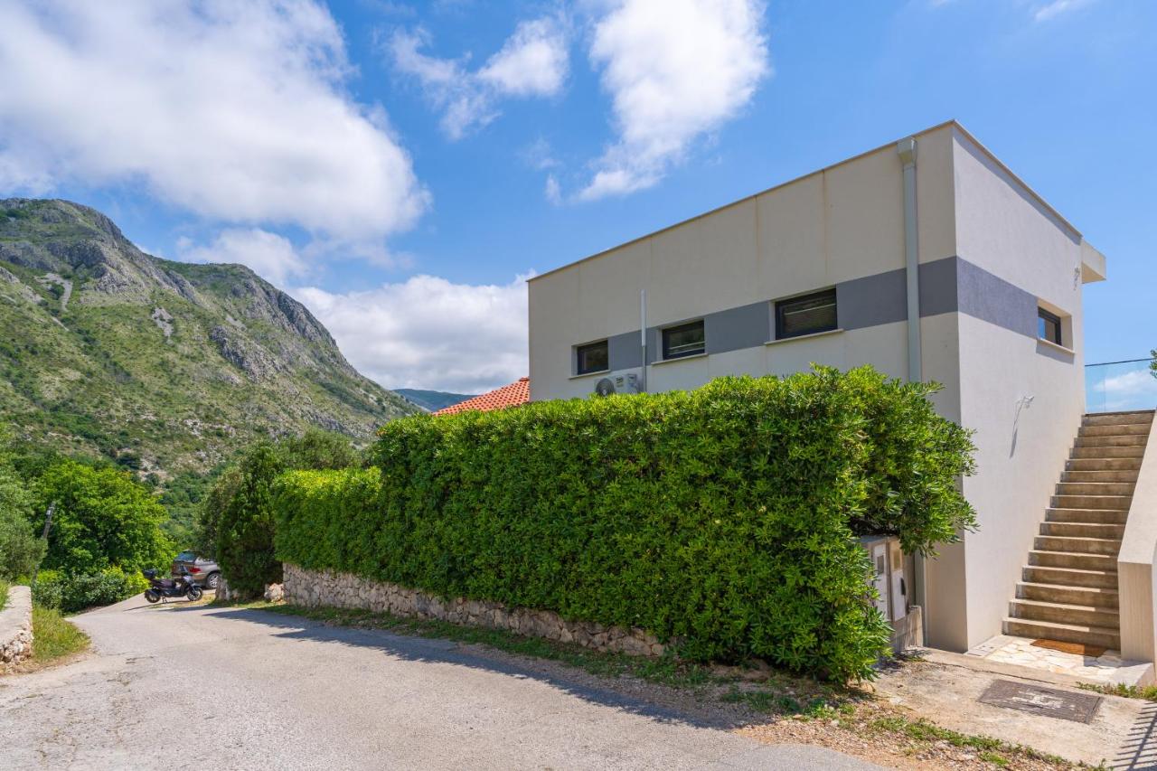 Superior Apartments Fiva with Sea View, Pool and Free Parking - B&B