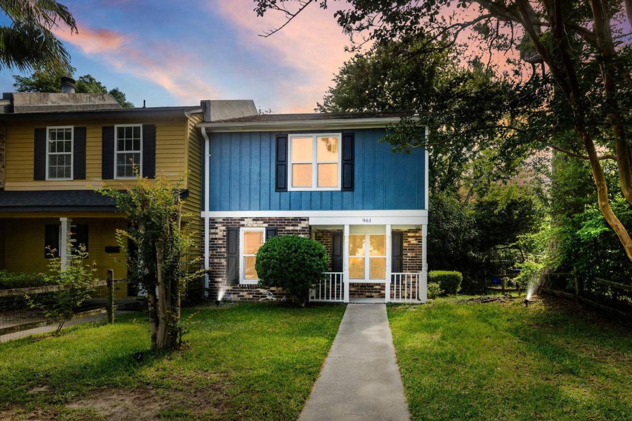 Renovated 3BR -Sleeps 8 - Grill, Beach, Dining, Downtown Fun - B&B Charleston