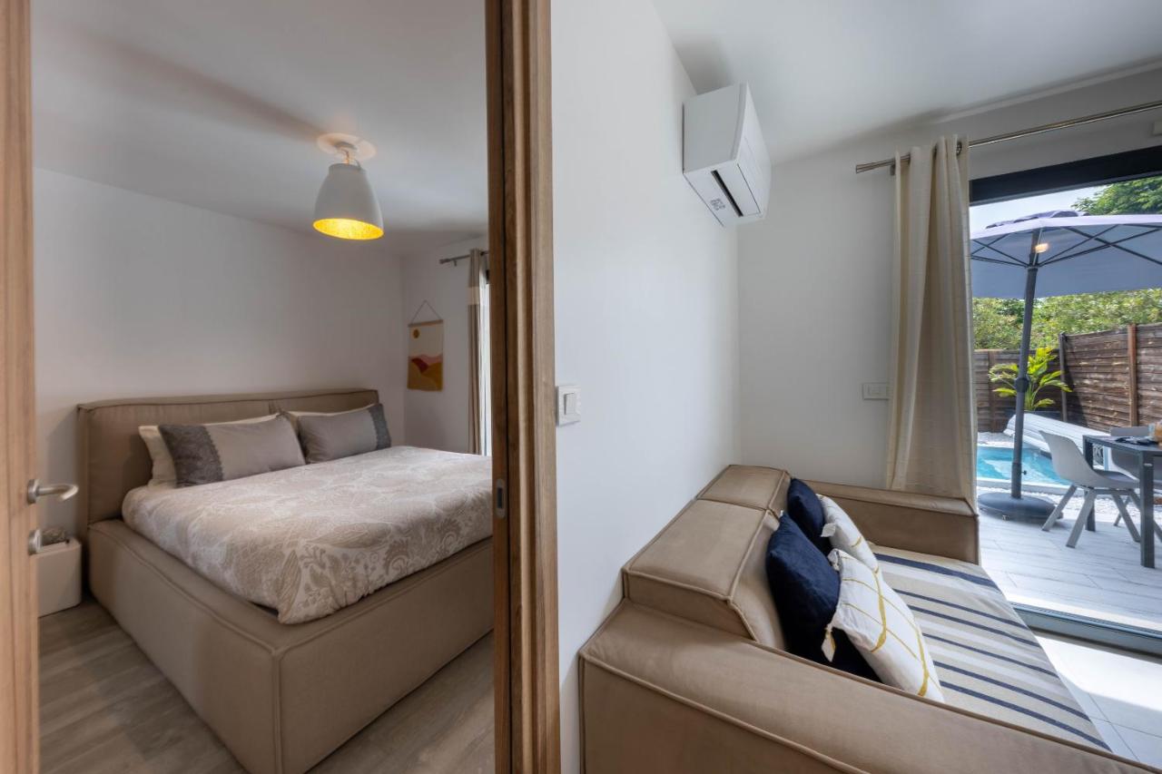 Deluxe One-Bedroom Apartment