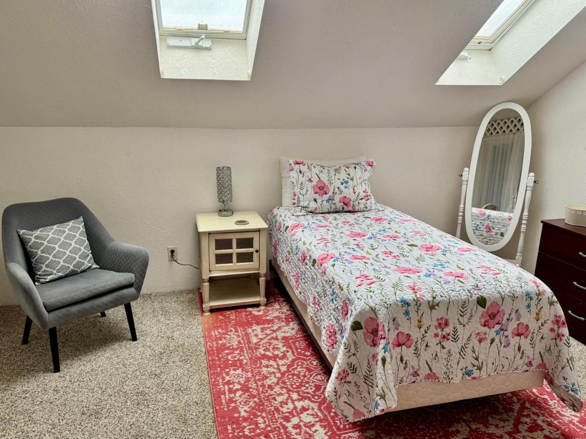 Standard Twin Room with Shared Bathroom