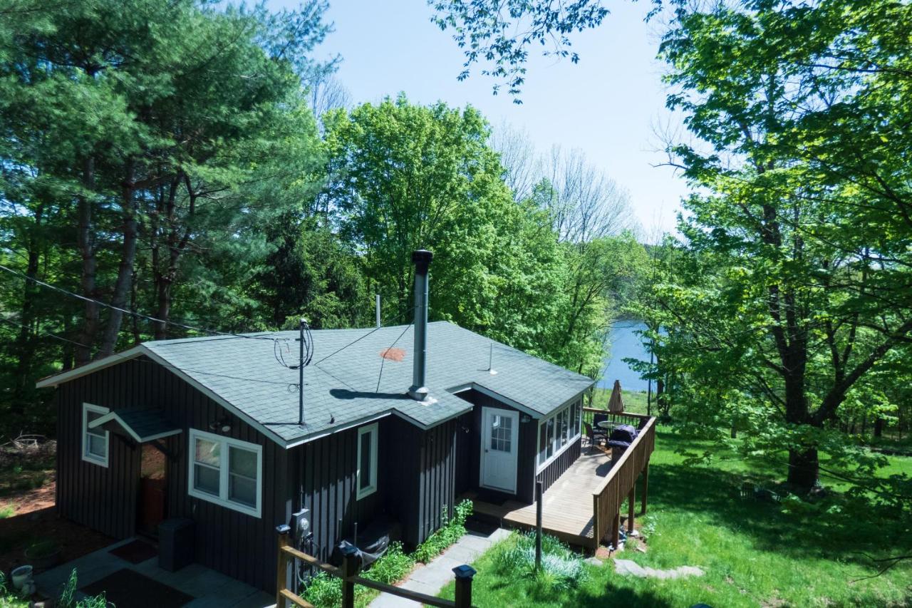 Lakefront Kenoza Cottage - B&B