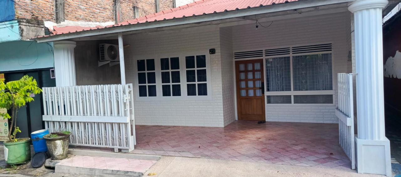 Soraya Homestay Malang - B&B