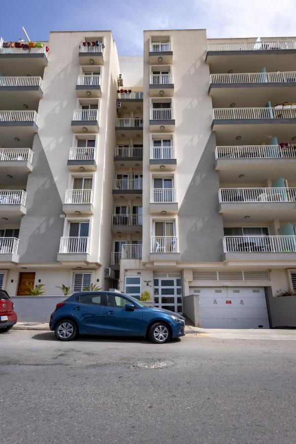 Spacious 3BR with Terrace Near Beaches & Restaurants by QuickTrips - B&B San Pawl il-Baħar