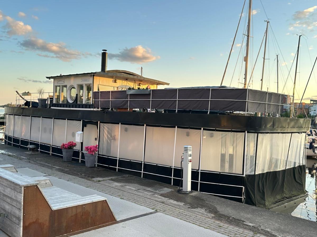 Norrbyskär HouseBoat with a view! - Bed and Breakfast Västerås