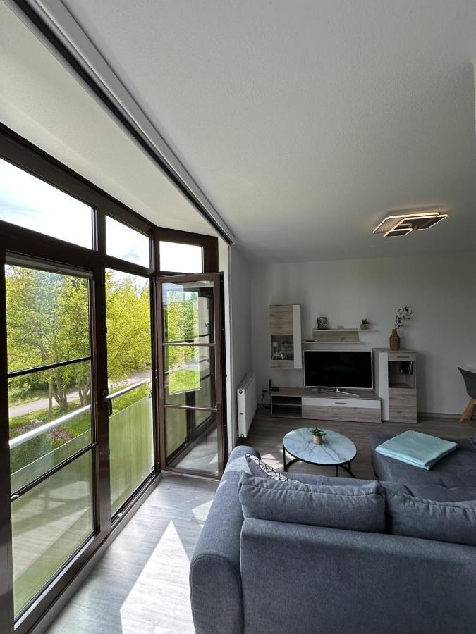 Ferienwohnung in Gera Lisa, Sehr ruhige Lage, Blick ins Grüne, Hochwertig renoviert, WLAN und Parkplatz GRATIS - Ferienwohnung Gera