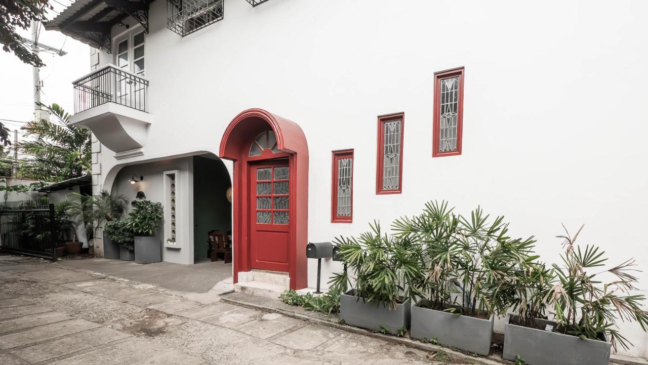 MiraNamin Nest KAMANTIGI - Two Bed Suite in Historic Home with Luxury Indoor Plunge Pool, Garden Access, Self-Service Breakfast, Guest Kitchen, Pet-Friendly - B&B Manila