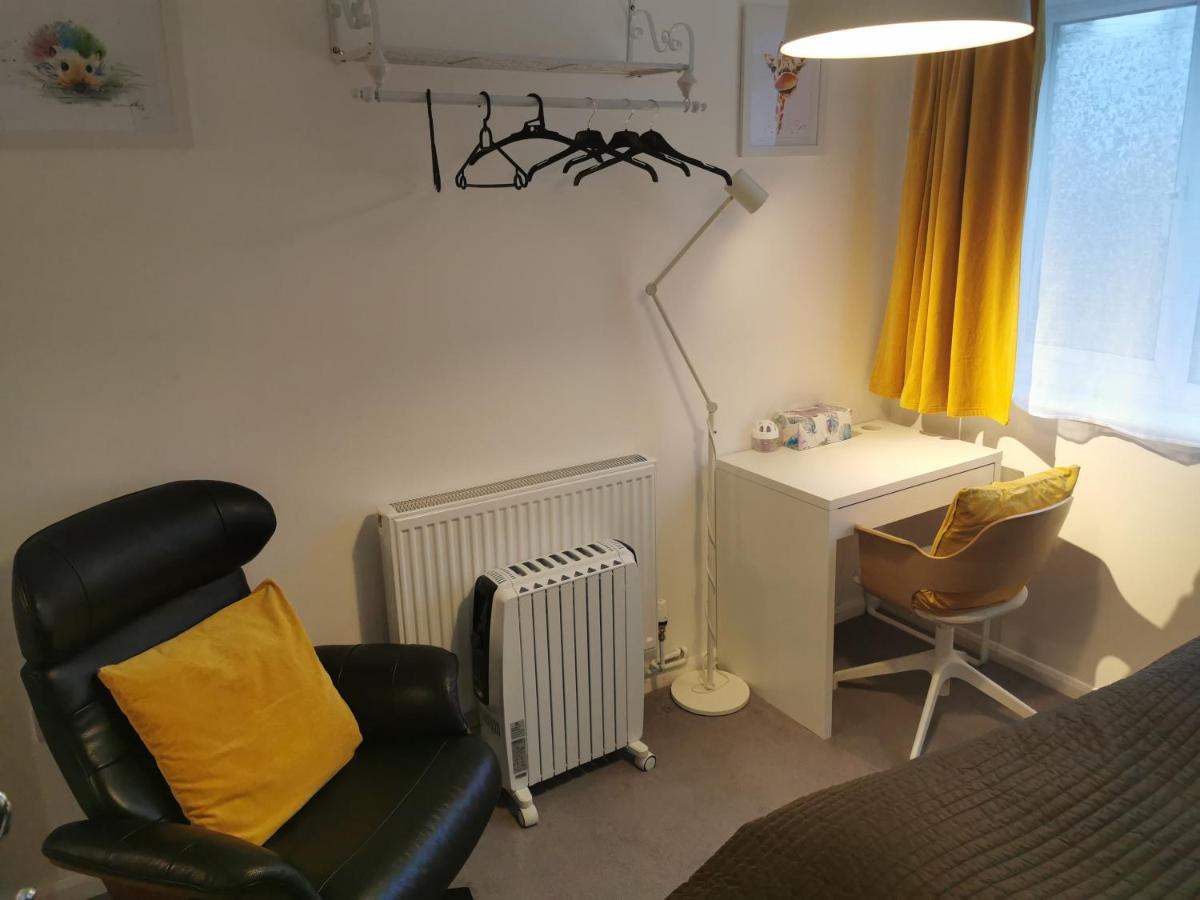 Comfy compact apartment with parking and 1GB wifi - Chambres d’hôtes Wokingham