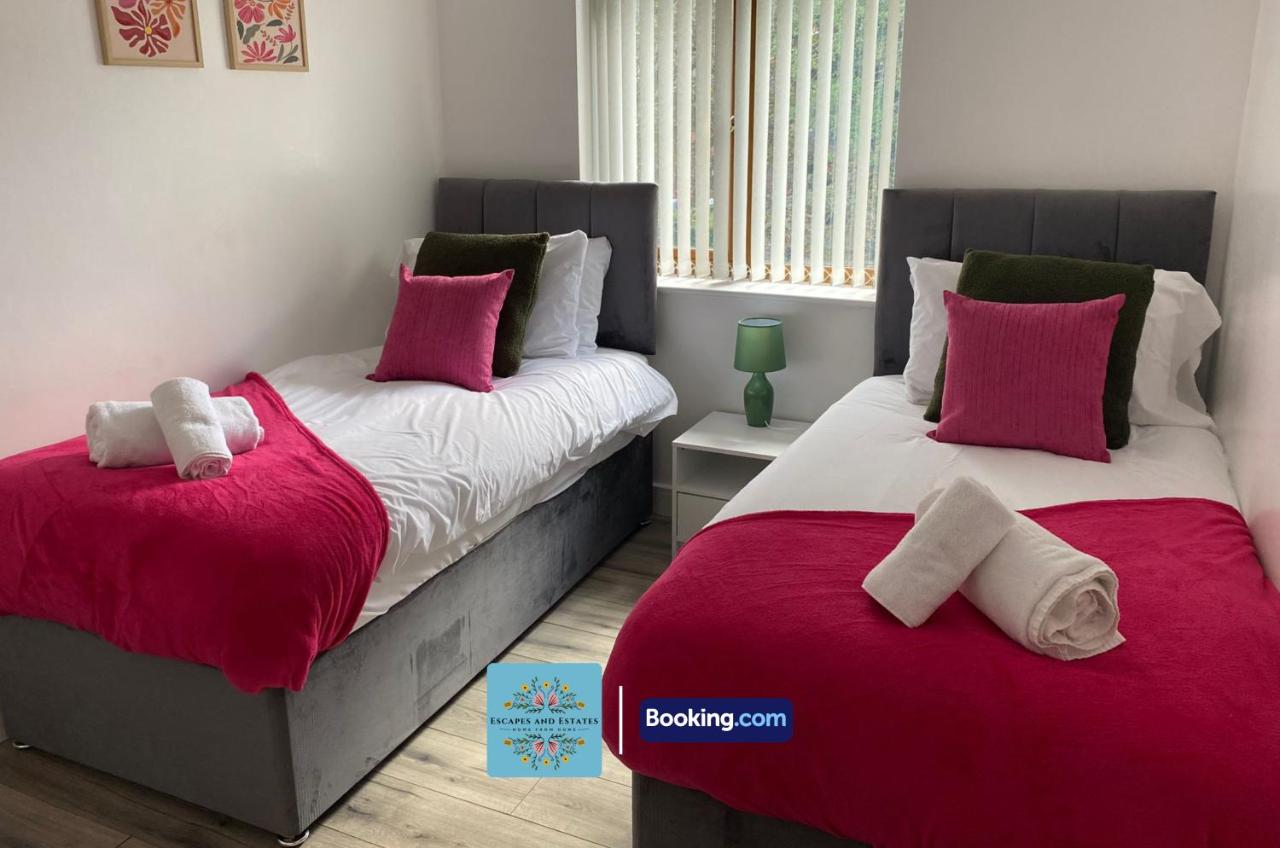 Convenient 2-bedroom Second Floor Flat At Escape & Estates Short Lets & Serviced Accommodation Oldbury with Free Parking - Bed and Breakfast