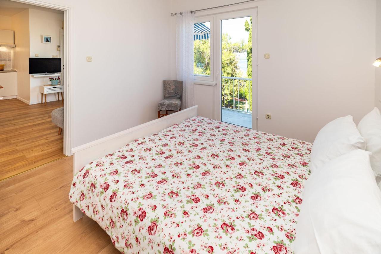 One-Bedroom Apartment with Sea View and Balcony