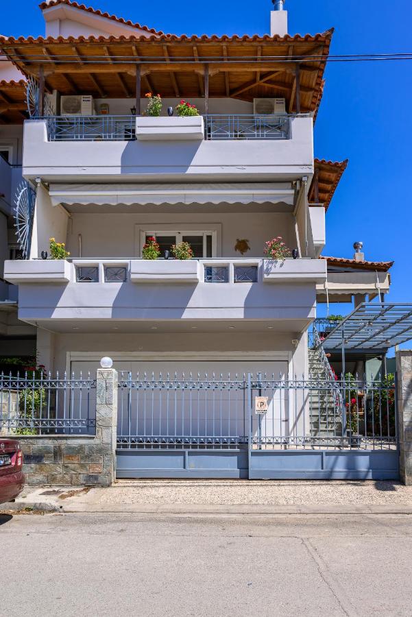 Lovehome - 4BD Villa with views-15mins to airport,10mins to MEC ΑΕ- 2mins to bus stop ,10mins to Suburban Railway on foot - B&B