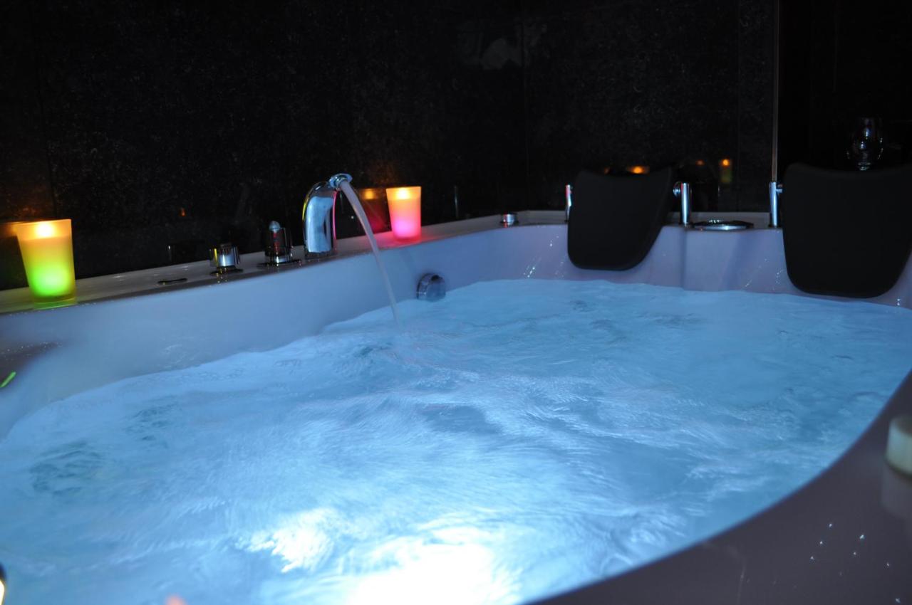 Two-Bedroom Deluxe Apartment with Spa Bath and Balcony