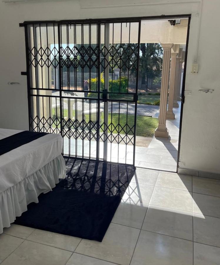 Kwa Mmaloapi Guest House - B&B