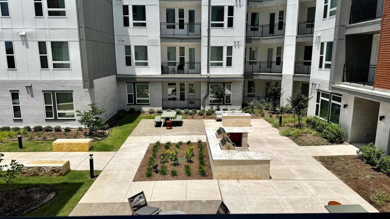 Modern 2- Bed Apt Pool & Gym - B&B