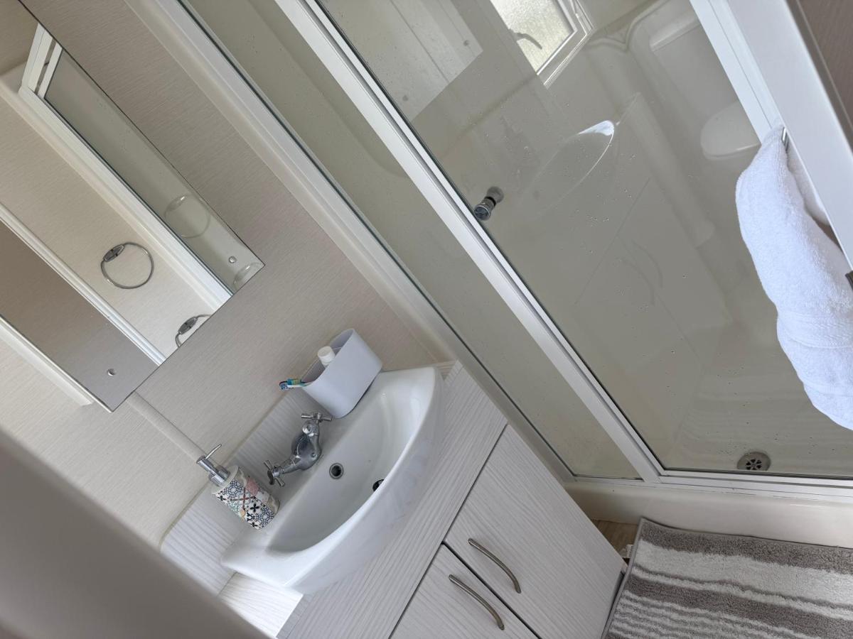Seaside Escape Modern Mobile Home Stay - B&B