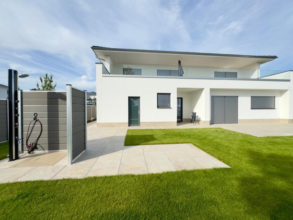 luxuriöse Villa Möwengeflüster - 220qm große Ferienwohnung für bis zu 8 Gästen mit Sauna direkt am Goitzschesee - B&B Pouch