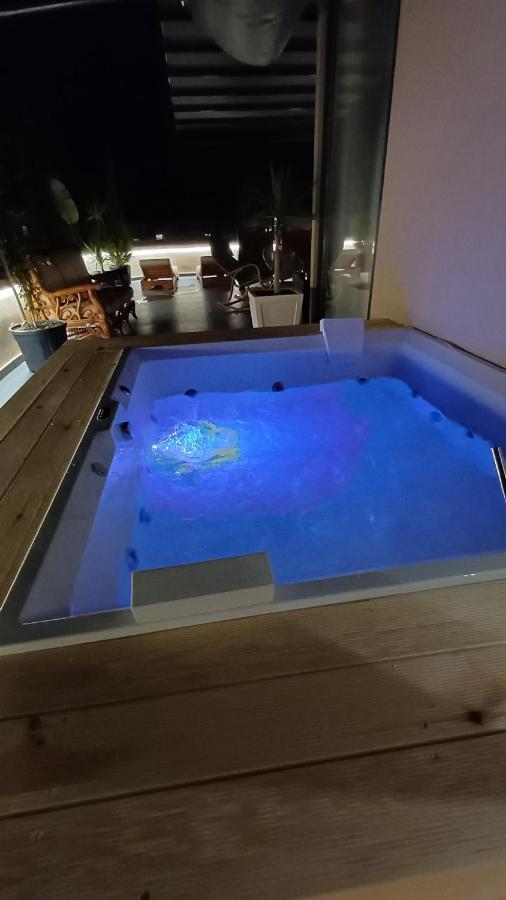 Seafront Penthouse with Sunset Views & Jacuzzi - Chambres d’hôtes Vlora