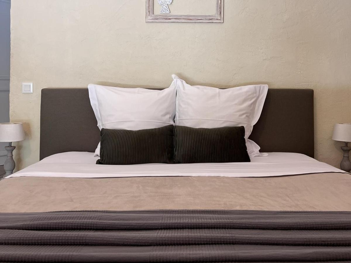 Zimmer mit Kingsize-Bett und Gartenblick.