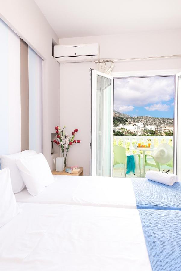 Estudio con vistas a la piscina