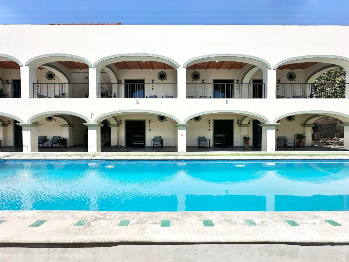 Ajijic Retreat Studio with Outdoor Salt Water Pool - B&B