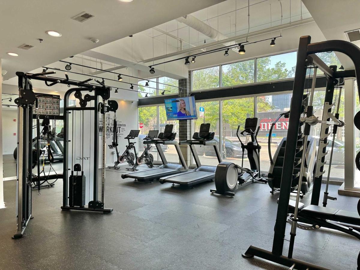 1 Free Parking Gym Balcony Sleeps 10 - B&B Chicago