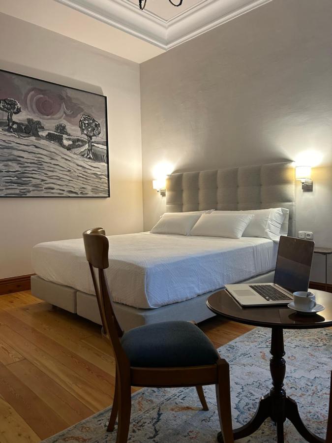 Habitación con cama extragrande y vistas a la montaña