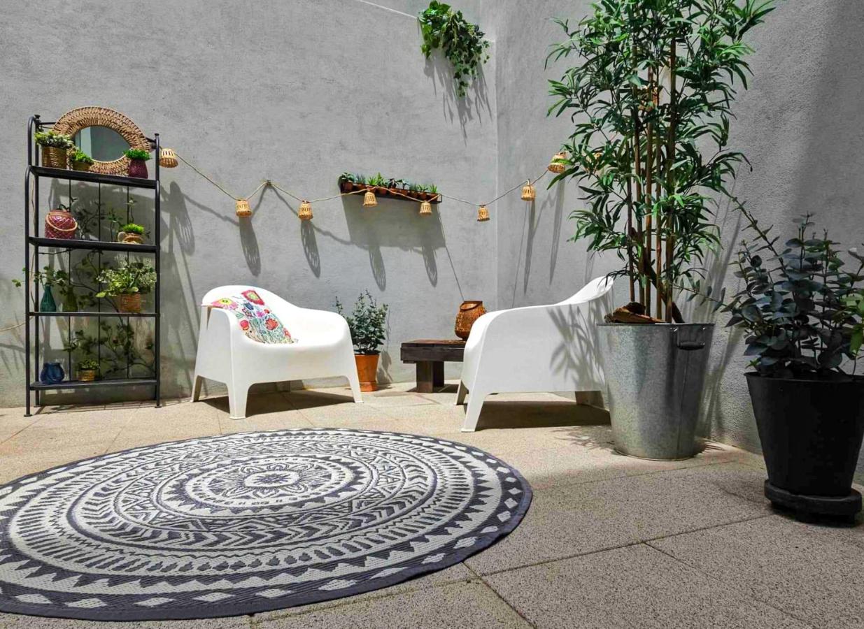 Flores'Old Town - Elegant studio with roomy patio - B&B Oporto