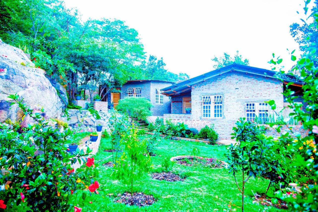 Zimmer mit Queensize-Bett und Gartenblick