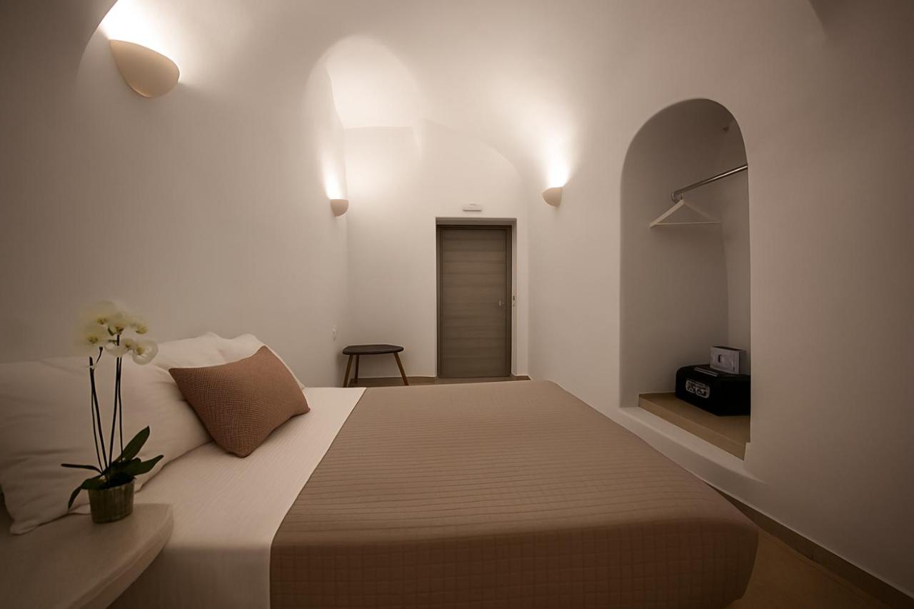 Full Moon | Iconic Two-Bedroom Cave Villa with Hot Tub and Caldera View